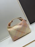 Burberry Classic Checkered Lunch Box Size: 21.5 x 10.5 x 23 CM
