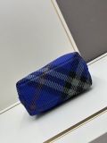 Burberry Classic Checkered Lunch Box Size: 21.5 x 10.5 x 23 CM