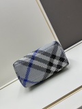Burberry Classic Checkered Lunch Box Size: 21.5 x 10.5 x 23 CM