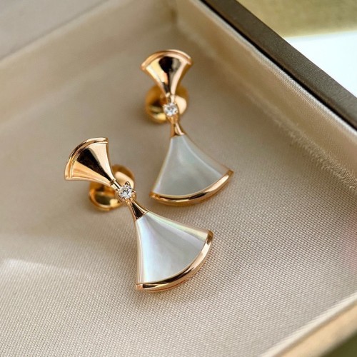 Bvlgari New Fashion White Beimu Fan Shaped Skirt Earstuds
