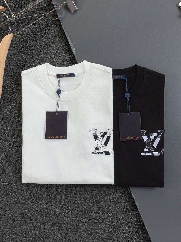 Louis Vuitton Classic Cloth Embroidered Logo Short Sleeve Couple Versatile Casual T-shirt