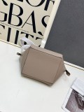 Fendi Fashion Mini Flip Leisure Bucket Bag Shoulder Bag Size: 18.5 x 15 x 15 CM