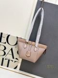 Fendi Fashion Mini Flip Leisure Bucket Bag Shoulder Bag Size: 18.5 x 15 x 15 CM