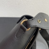 Burberry Fashion Versatile Cross Bag Handbag Size: 25 x 8.5 x 18 CM