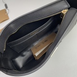 Burberry Fashion Versatile Underarm Bag Handbag Size: 28 x 5 x 14 CM