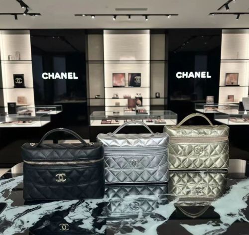 Chanel New Classic Versatile Diamond Grid Leather Box Bag Crossbody Bag Size: 17 x 19.5 x 5CM