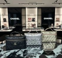 Chanel New Classic Versatile Diamond Grid Leather Box Bag Crossbody Bag Size: 17 x 19.5 x 5CM Chanel New Classic Versatile Diamond Grid Leather Box Bag Crossbody Bag Size: 17 x 19.5 x 5CM
