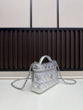 Chanel New Classic Versatile Diamond Grid Leather Box Bag Crossbody Bag Size: 17 x 19.5 x 5CM
