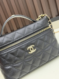 Chanel New Classic Versatile Diamond Grid Leather Box Bag Crossbody Bag Size: 17 x 19.5 x 5CM