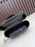 Chanel New Classic Versatile Diamond Grid Leather Box Bag Crossbody Bag Size: 17 x 19.5 x 5CM