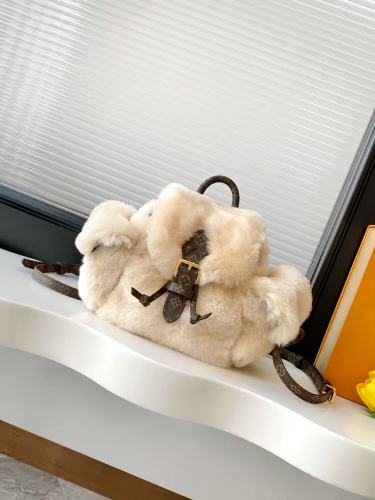 Louis Vuitton Fashion Casual Versatile Wool Handbag Size: 16.5 x 13 x 25 CM