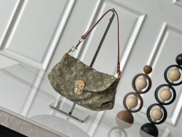 Louis Vuitton Retro Versatile Logo Printed Cowboy Underarm Bag Handbag Size: 26 x 15 x 9CM