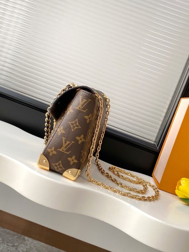 Louis Vuitton Fashion Versatile Flip Sliding Chain Shoulder Bag Crossbody Bag Size: 16 x 8 x 27 CM