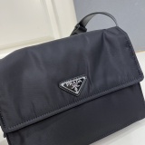 Prada Classic Triangle Logo Nylon Shoulder Bag Mailman Bag Size: 16 x 11 x 23 CM