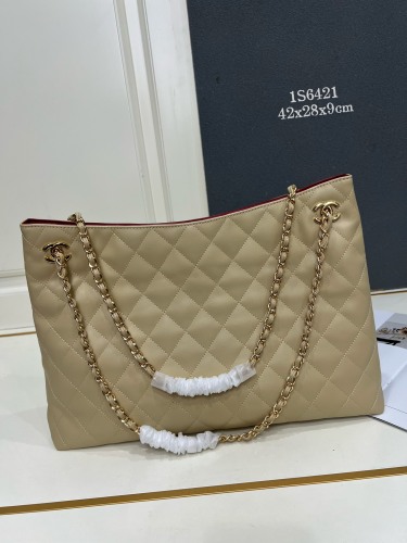 Chanel Retro Versatile Chain Shoulder Bag Size: 42 × 28 × 9 CM