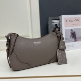 Prada Classic Versatile Underarm Shoulder Bag Size: 28 x 16 x 8 CM