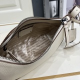 Prada Classic Versatile Underarm Shoulder Bag Size: 28 x 16 x 8 CM