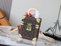 Louis Vuitton Fashion Camera Box Crossbody Bag Size: 16 x 13 x 7.5 CM