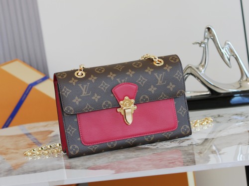 Louis Vuitton Classic Leather Chain Bag Crossbody Bag Size: 26 x 9 x 15 CM