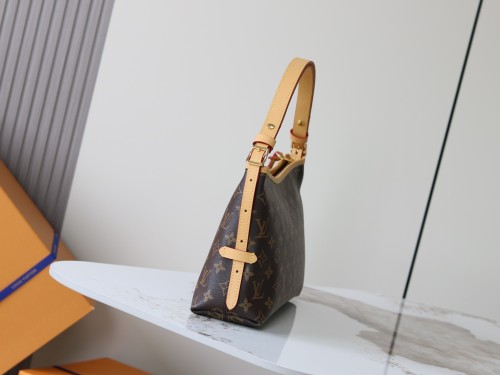 Louis Vuitton CarryAll EastWest Shoulder Bag Underarm Bag Size: 20 x 10 x 33.5 CM