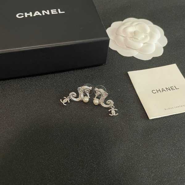 Chanel New Fashion Versatile Seahorse Pearl CC Earrings