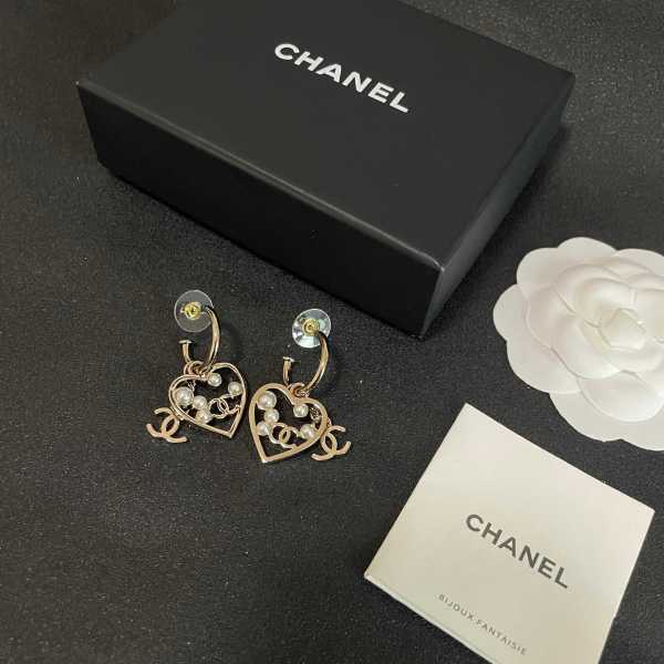 Chanel New Fashion Versatile Love Pearl CC Earrings