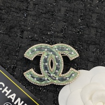 Chanel Fashion Versatile Green Glass Water Diamond CC Brooch Chanel Fashion Versatile Green Glass Water Diamond CC Brooch