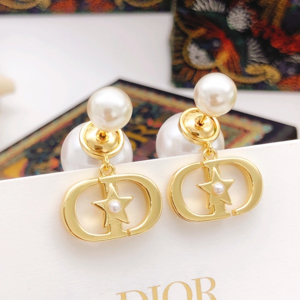 Dior Fashion Versatile Pearl Star Earrings