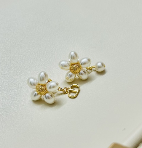 Dior New Fashion Versatile Pearl Flower CD Earrings