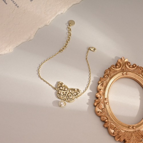 Dior Fashion Versatile Pearl Butterfly Bracelet