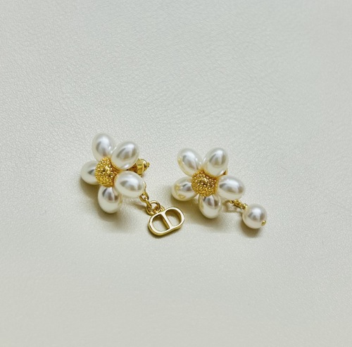 Dior New Fashion Versatile Pearl Flower CD Earrings