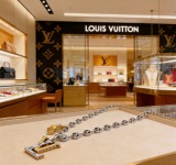 Louis Vuitton Couple Retro Versatile Enamel Logo Pendant Necklace 60 CM