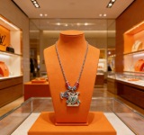 Louis Vuitton Couple Fashion Versatile Enamel Logo Pendant Necklace