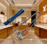Louis Vuitton Couple Fashion Versatile Enamel Logo Pendant Necklace