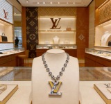 Louis Vuitton Couple Retro Versatile Enamel Logo Pendant Necklace 60 CM