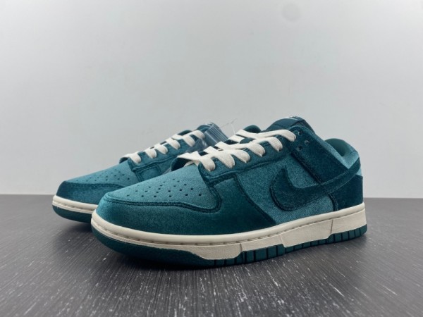 SB Dunk Low