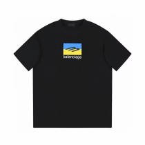 Same T-shirt for both men and women, only distinguishing size