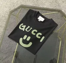 Same T-shirt for both men and women, only distinguishing size