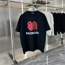 Same T-shirt for both men and women, only distinguishing size