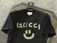 Same T-shirt for both men and women, only distinguishing size
