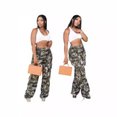 Fashionable women's camouflage workwear with multiple organ pockets and pants