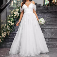 Elegant and slim fitting wedding dress, grand display, ladies' wedding dress, evening gown