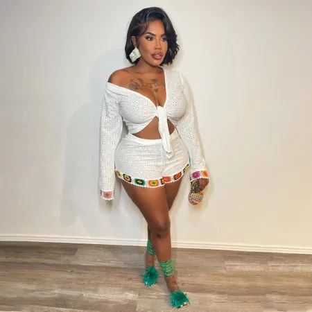 Fashionable V-neck short long sleeved top paired with slim fit, hip hugging short fit, slim fit two-piece set