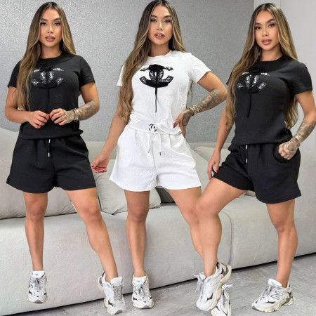 Summer new beach vacation printed shirt in stock  划译 New embossed embroidered rose pocket short sleeved shorts set