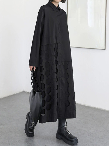 [EAM] Women Black Hollow Out Big Size Midi Shirt Dress New Lapel Long Sleeve Loose Fit Fashion Tide Spring Autumn 2024 1DF6037