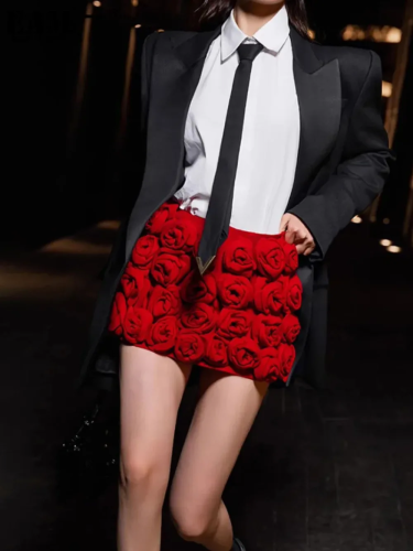 {EAM} Fashion Three-dimensional Rose Flower Decoration Women's Shorts Mid Waist Red Mini Shorts Skirts Summer 2024 New DLZ76