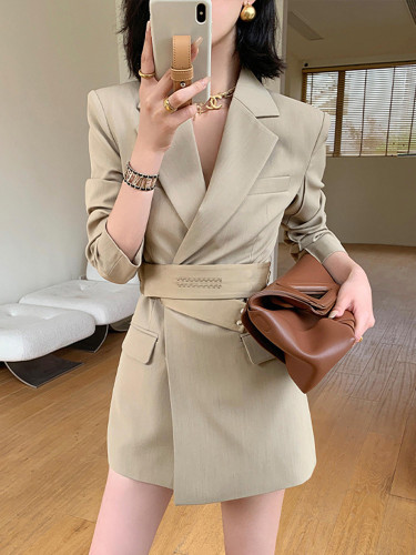 {EAM}French Style Dress Women's Notched Long Sleeves Single Button Belt Gathered Waist Temperament Coats 2024 Autumn New