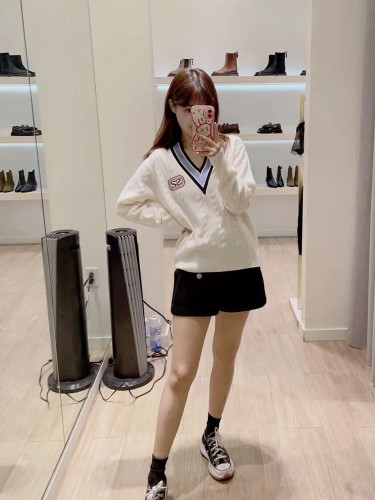 {EAM} Autumn new French preppy V-neck loose knit letter badge pullover sweater base sheep sweater DLZ332