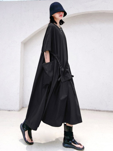 [EAM] Women Black Drawstring Pocket Big Size Casual Dress New Round Neck Short Sleeve Fashion Tide Spring Summer 2024 1DH8294