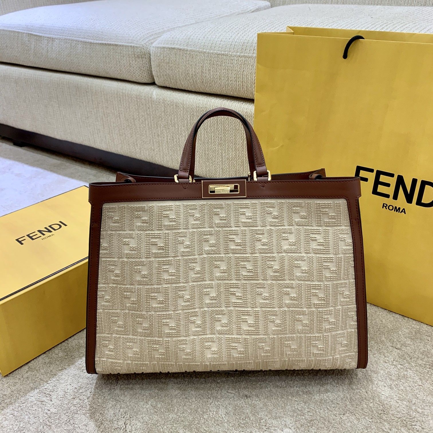 Фенди оригинал. Fendi x Tote. Fendi Bag 2022. Fendi Peekaboo x-Tote. Шоппер Фенди